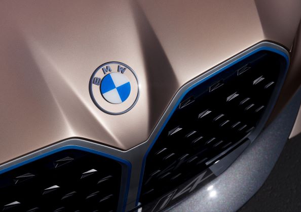 BMW Concept i4 grille_badge.jpg
