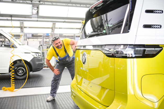 Volkswagen Nutzfahrzeug Gebäudekennzeichen.  Summen in der deutschen Fabrik