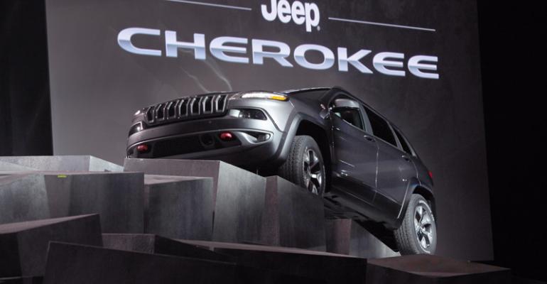rsquo14 Jeep Cherokee makes dramatic auto show entrance 