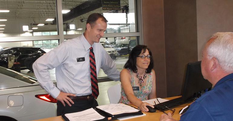 Kommeth with vehicleexchange coordinator Mindy McKitrick and servicedepartment customer 