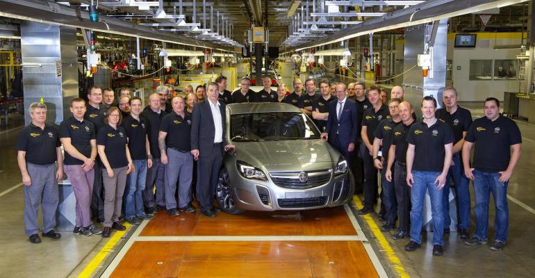 Ruumlsselsheim plant director Axel Scheiben Opel CEO KarlThomas Neumann and production team with first Germanybuilt Holden Insignia