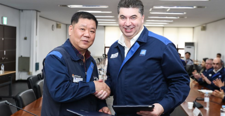 Union chief Kim left GM Korea CEO Kazim at signing of wagefreeze agreement